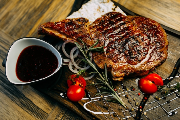 Pieu avec les tomates, l&#39;oignon et la sauce sur la plaque de bois.