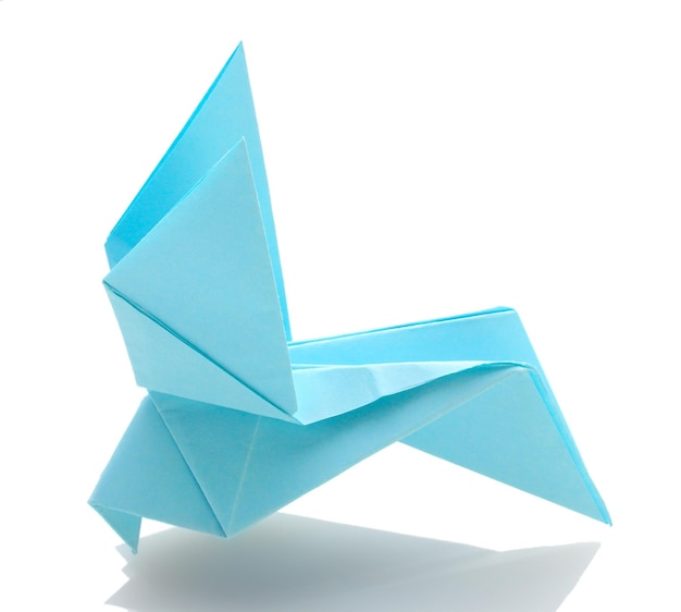 Pigeon origami hors du papier bleu isolé sur blanc