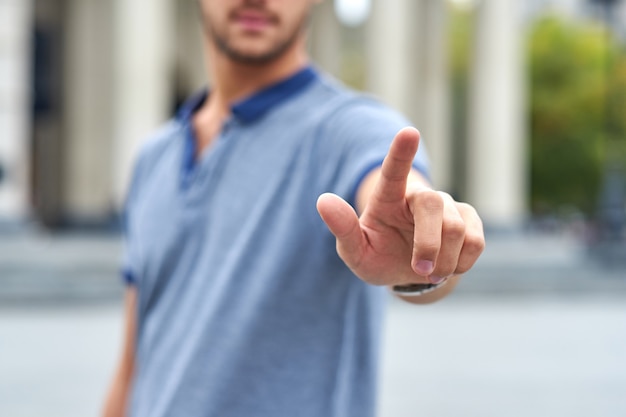 Pigiste appuyant sur un bouton imaginaire