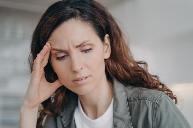 Un pigiste fatigué travaille et se fatigue Stress et problème du travail ou des études à distance