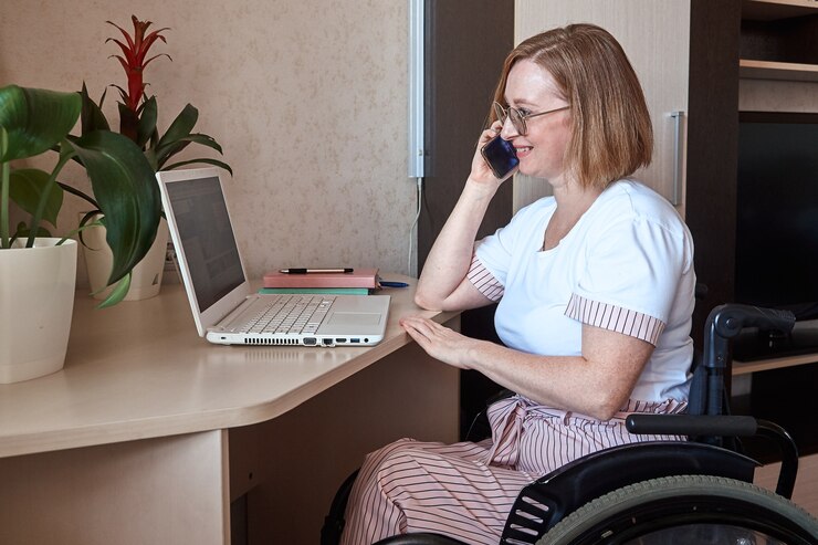 Une pigiste, handicapée en fauteuil roulant, travaille à distance de chez elle