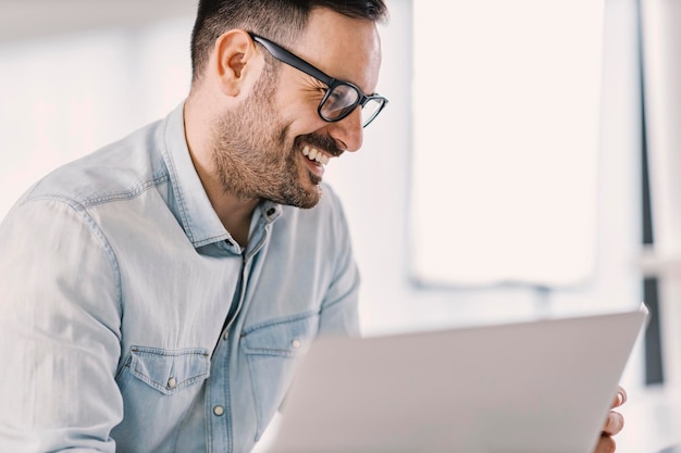 Un pigiste heureux travaillant au bureau à domicile