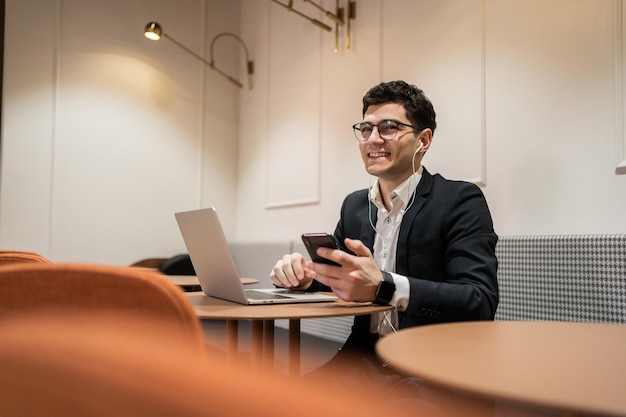 Un pigiste travaille dans un espace de coworking utilise un nouveau projet de démarrage pour ordinateur portable