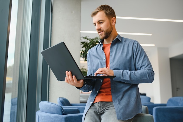 Un pigiste travaille avec un ordinateur portable dans un bureau de coaching de travail