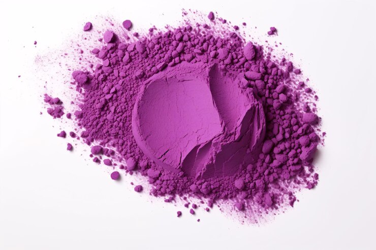 Photo un pigment de fard à paupières mat d'une teinte violette vibrante sous forme de poudre libre sur fond blanc.