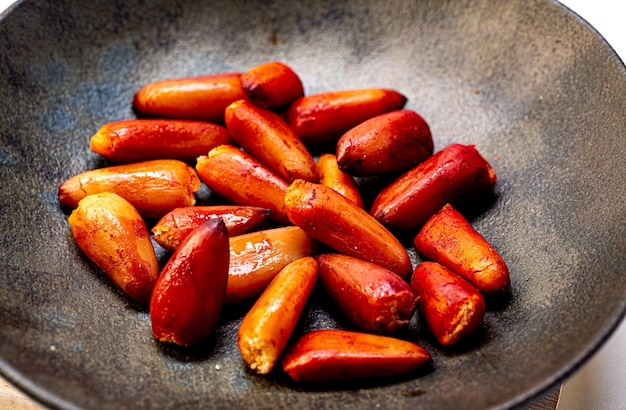 Pignons de pin cuits dans un plat en céramique rustique Nourriture hivernale typique du sud du Brésil Ce sont les graines du fruit d'un Araucaria et largement utilisées dans la gastronomie brésilienne