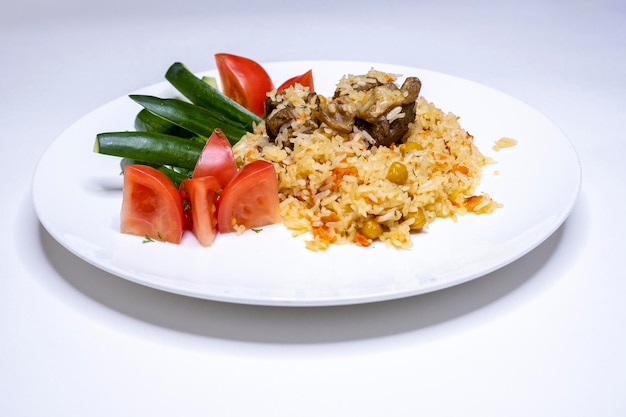 Pilaf à l'agneau riz avec de la viande dans un style ouzbek pilaf en azerbaïdjan cuisine nationale riz avec de la viande