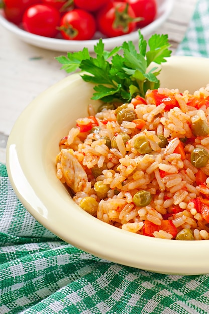 Pilaf au poulet, carotte et petits pois