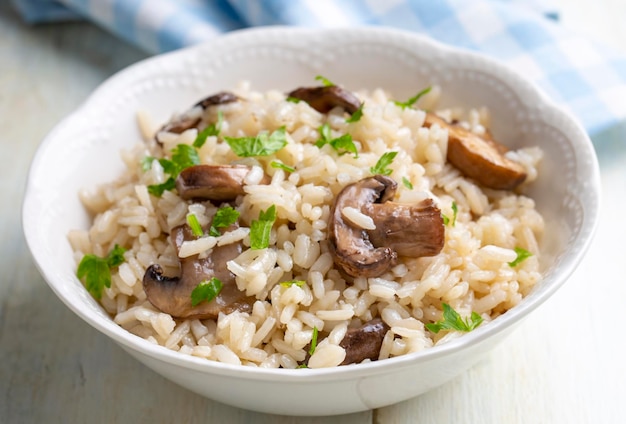 Pilaf au riz aux champignons nom turc Mantarli pirinc pilavi