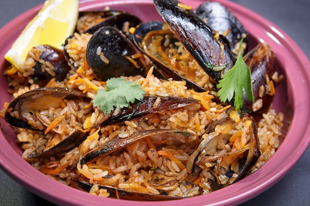 Pilaf aux moules au citron et persil