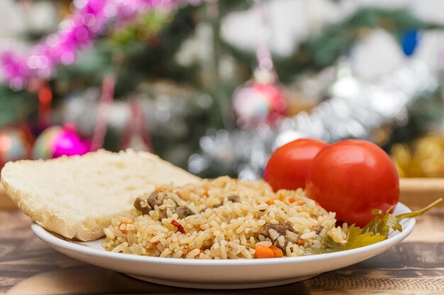 pilaf aux tomates en conserve et pain sur une assiette pour noël