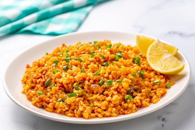 Pilaf de boulgour turc traditionnel avec sauce tomate en assiette (nom turc; meyhane pilavi)