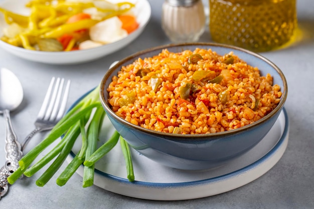 Pilaf de boulgour turc traditionnel avec sauce tomate en assiette (nom turc; meyhane pilavi)