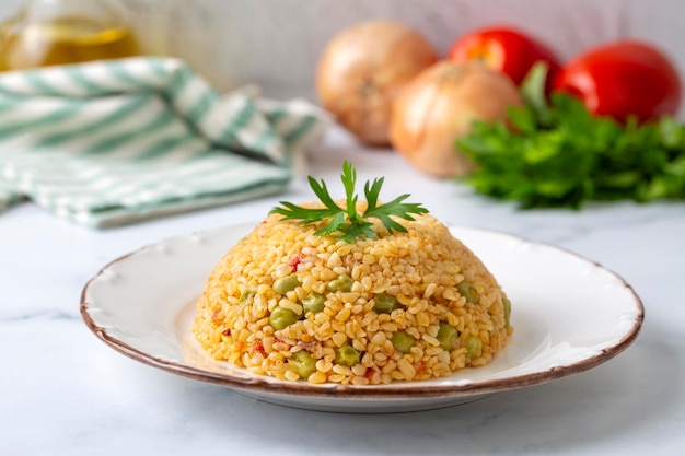 Le pilaf de bulgur avec des pois nom turc Bezelyeli bulgur pilavi