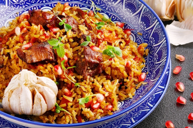 Pilaf et ingrédients sur plaque. Pilaf national ouzbek avec de la viande.