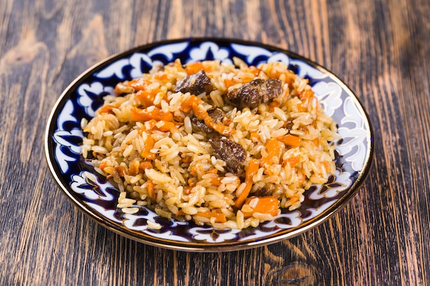 Pilaf oriental traditionnel sur une assiette