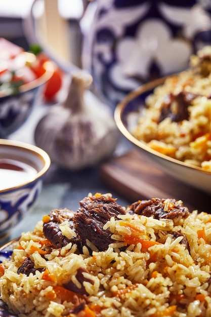 Pilaf ouzbek dans des plats bleus et or