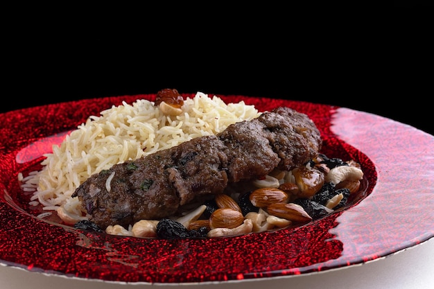 Pilaf parfumé avec brochettes juteuses, raisins secs sucrés et noix