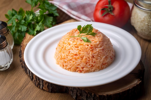 Pilaf de riz traditionnel turc avec des tomates nom turc Domatesli pirinc pilavi