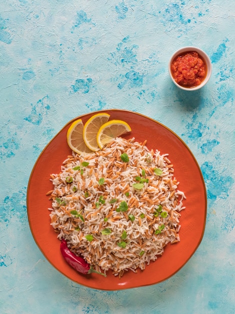 Pilaf de riz turc avec orzo dans une assiette. Vue de dessus.