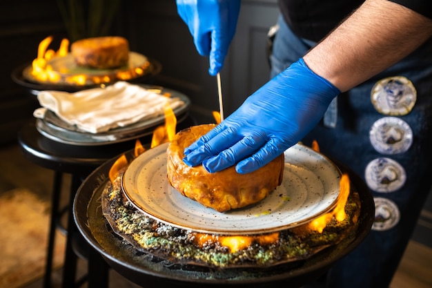 Le pilaf de Shah. Servir et couper le pilaf de Khan au lavash dans le style azerbaïdjanais dans le restaurant.