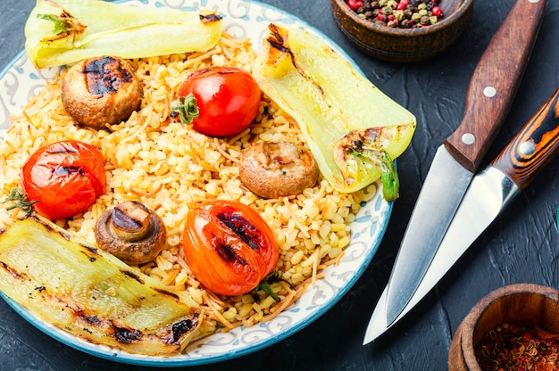 Pilaf turc classique aux nouilles. Riz turc, riz grillé aux légumes.