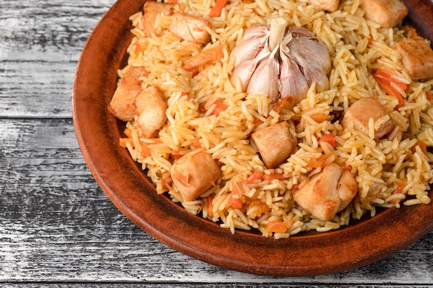 Pilaf avec viande légumes poulet pilaf fait maison sur un fond en bois blanc