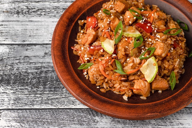 Pilaf avec viande légumes poulet pilaf fait maison sur un fond en bois blanc