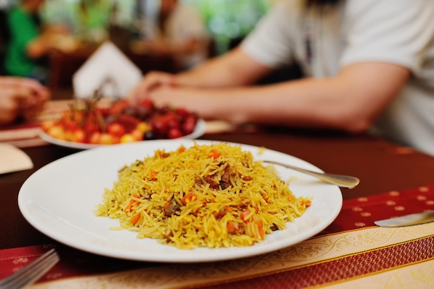 Pilaf avec de la viande sur la table