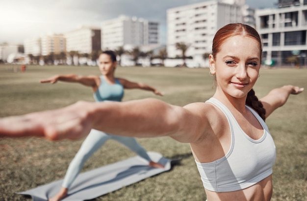 Pilates fitness et bien-être avec des amies dans le parc ensemble pour un exercice de santé mentale Yoga zen ou entraînement avec une yogi et une amie à l'extérieur sur un terrain en herbe pour un entraînement d'été