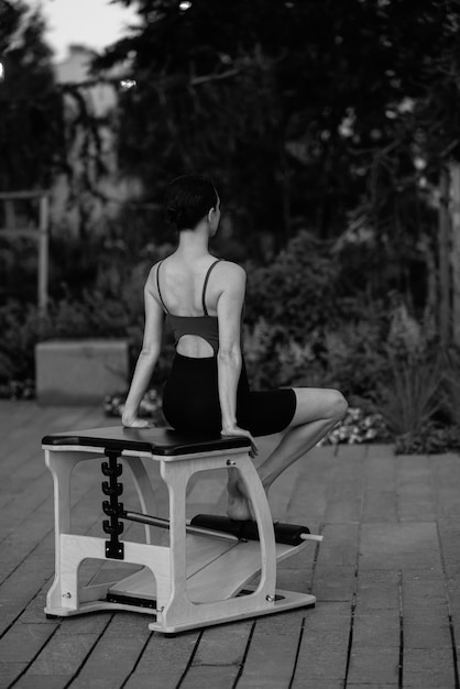Pilates réformateur chaise femme fitness yoga gym exercice. Correction du système musculo-squelettique