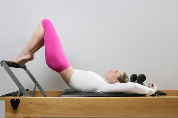 Pilates reformer femme gym fitness prof jambes
