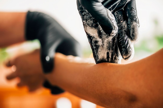 Épilation des mains à la pâte de sucre Sugaring Hands