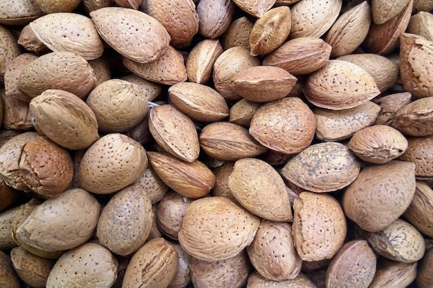 Pile d'amandes sur un étal de marché