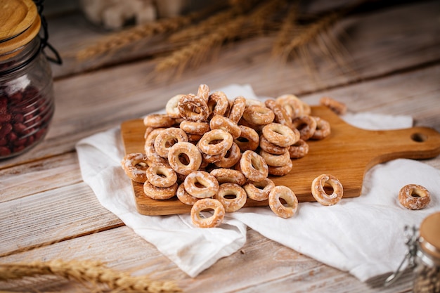 Pile d'anneaux de pain bagel russe sucré avec du sucre sur le fond en bois