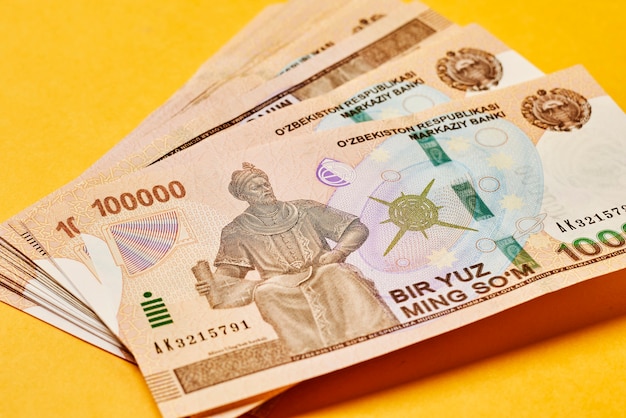 Pile d'argent ouzbek somme ouzbek sur fond jaune