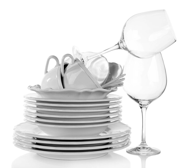 Photo pile d'assiettes tasses et verres à vin sur fond blanc