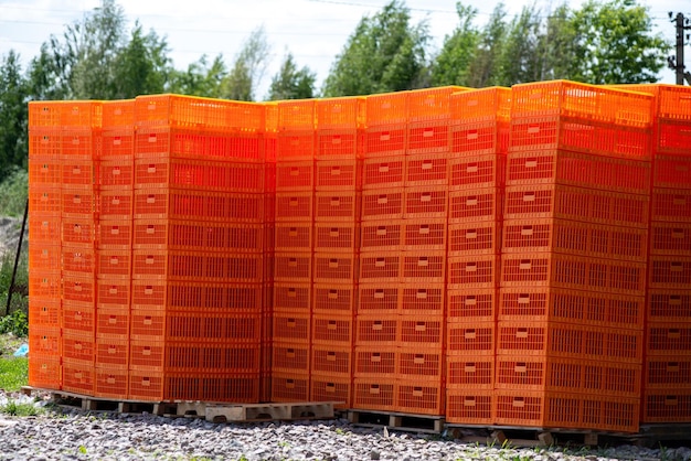 Une pile de bacs orange avec le mot " orange " sur le côté.