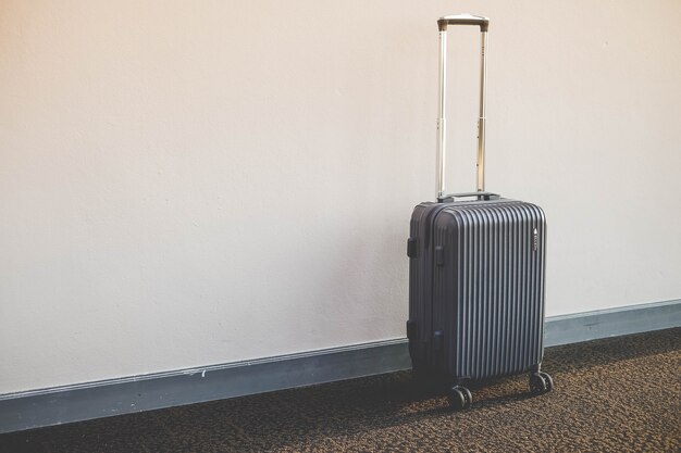 Pile de bagages dans l'aérogare et les passagers