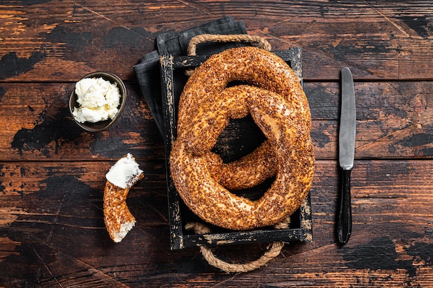 Pile de bagel simit turc frais avec kaymak. Fond en bois. Vue de dessus.