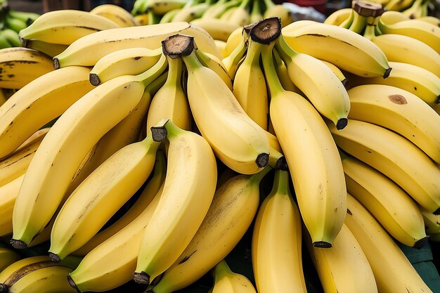 Une pile de bananes biologiques fraîches sur un marché