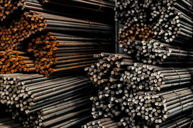 Pile de barres d'acier et de fer disposées dans l'installation