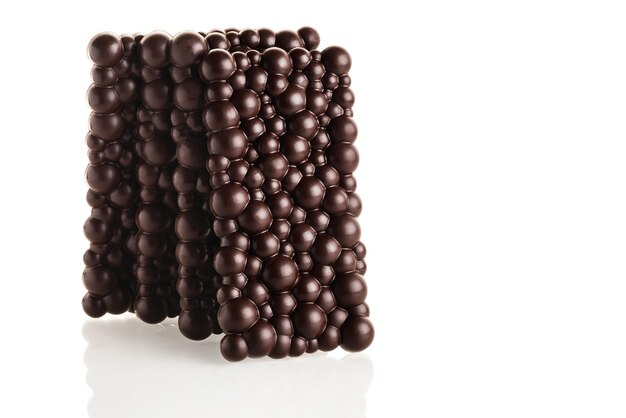 Pile de barres de chocolat cru noir sur fond blanc. Isoler.