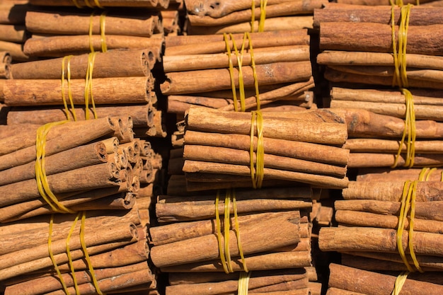 Pile de bâtons de cannelle en vue