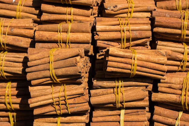 Pile de bâtons de cannelle en vue