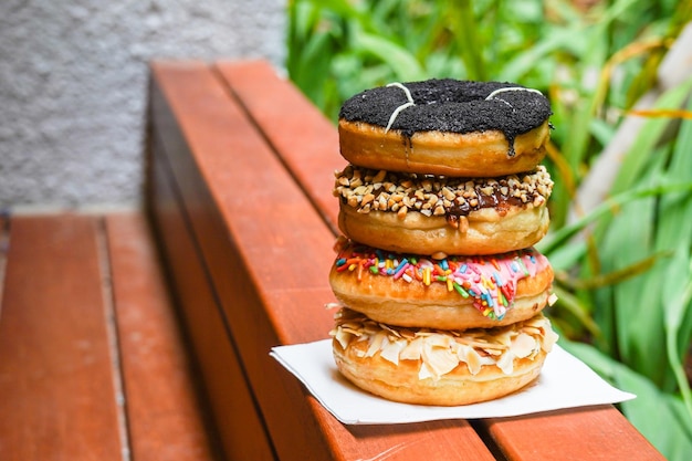 Une pile de beignets avec des noix sur le dessus