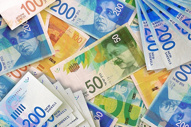 Pile de billets de banque israéliens