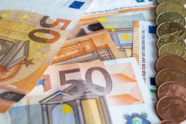 Une pile de billets en euros portant le numéro 50