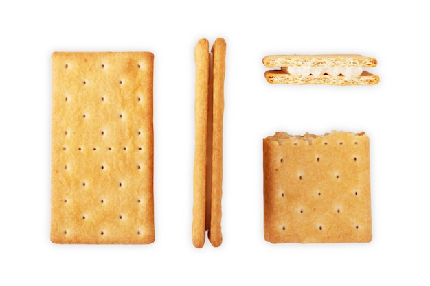 Une pile de biscuit salé sur fond blanc