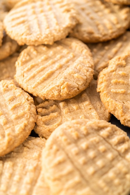 Pile de biscuits au beurre d'arachide fraîchement cuits.